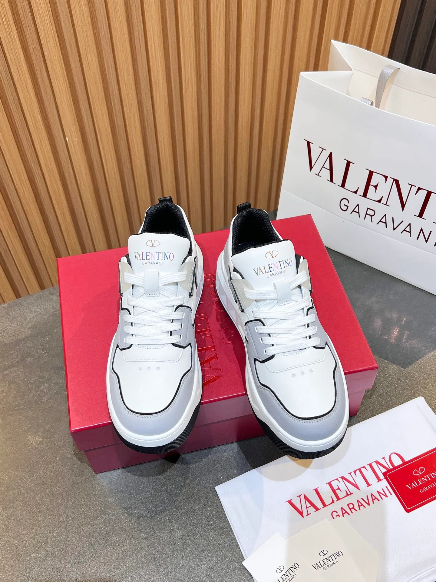 👟👟Ex-factory price 660👟👟 𝑽𝒂𝒍𝒆𝒏𝒕𝒊𝒏𝒐Valentino 𝑶𝒏𝒆𝑺𝒕𝒖𝒅 Couple casual sports shoes series Valentino 2024 new couple sports shoes are on sale. The original ZP was purchased and dismantled. Repeated pattern making and modification. I tried my best to restore it one to one! Top luxury masterpiece Signature five-pointed star design Soft and comfortable genuine leather with contrasting colors brings excellent and elegant texture and excellent on-foot comfort Top purchasing version upper: imported calfskin surface/original oil edge craftsmanship Outsole: original development 𝐓𝐏𝐔 two-color combination outsole Packaging: original configuration complete package Code number: 34-𝟒𝟓